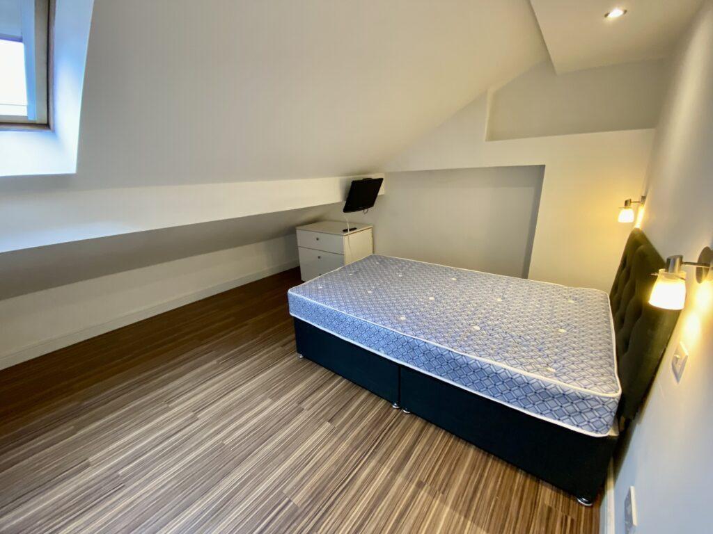 Bright, well-kept single bedroom in a converted...