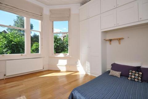 3 bedroom flat to rent, Greencroft Gardens, London NW6