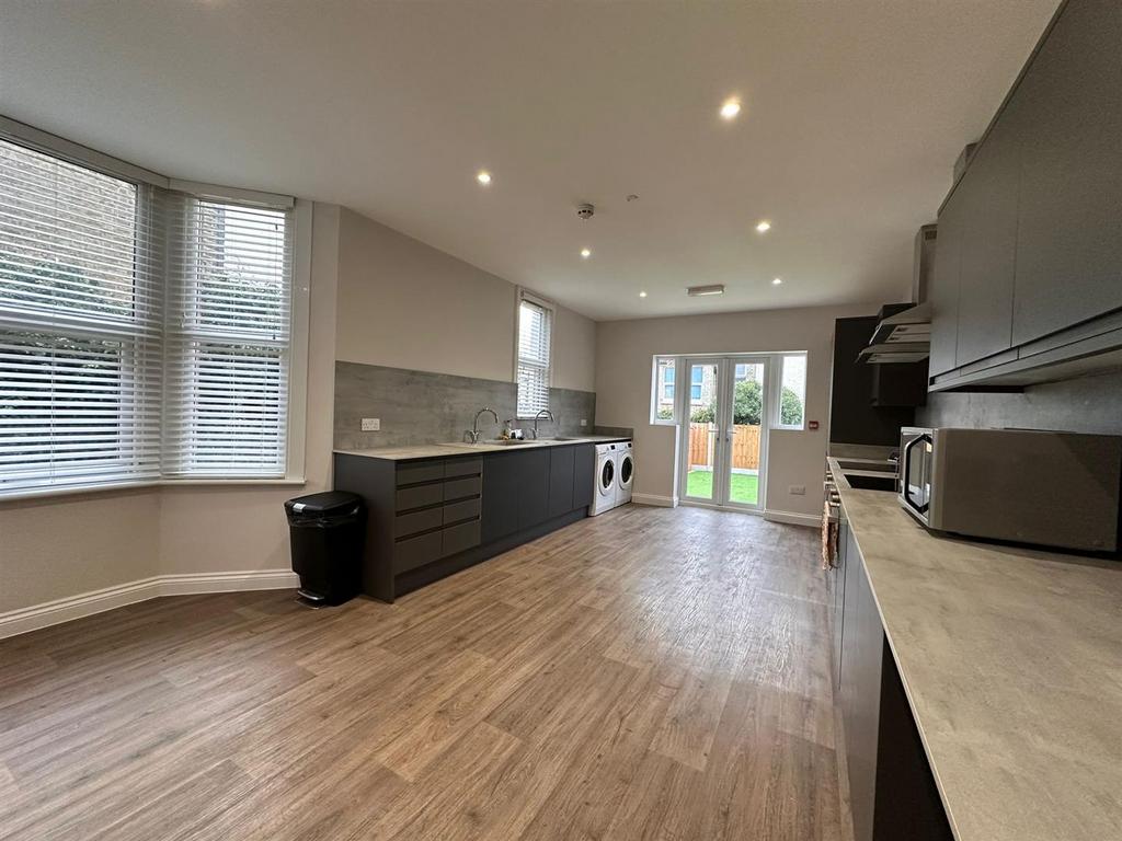 Kitchen 2.jpeg