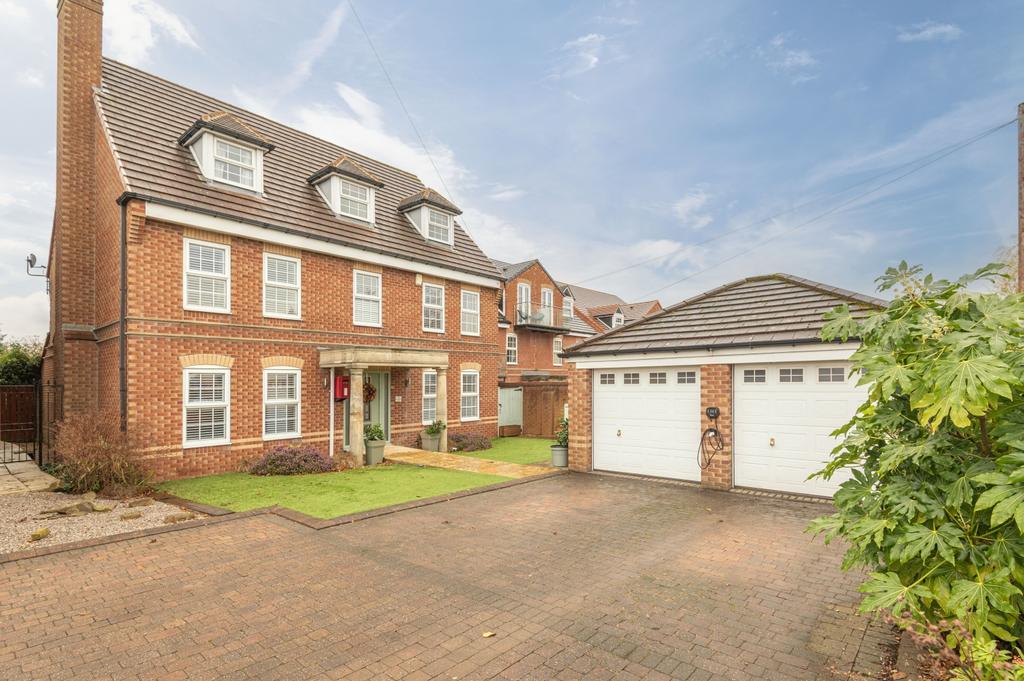 02 - 5 Hartshead Court WF15 8 FG