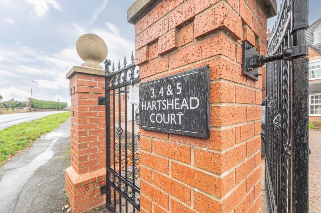 01 - 5 Hartshead Court WF15 8 FG