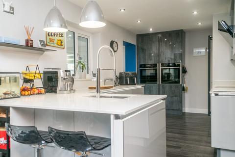 5 bedroom detached house for sale, Richmond Park Avenue, Liversedge, WF15
