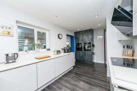 5 bedroom detached house for sale, Richmond Park Avenue, Liversedge, WF15