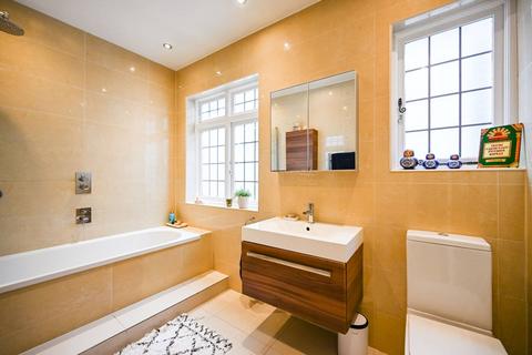 4 bedroom flat for sale, Hornsey Lane Gardens, Highgate, London, N6