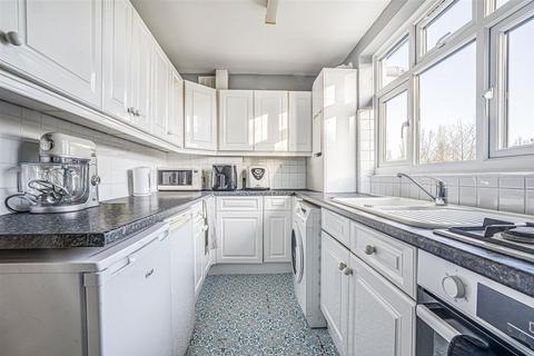 2 bedroom flat for sale, Walden Way, Ilford, IG6
