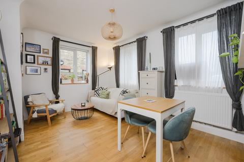 2 bedroom apartment for sale, Montague Road, London SW19