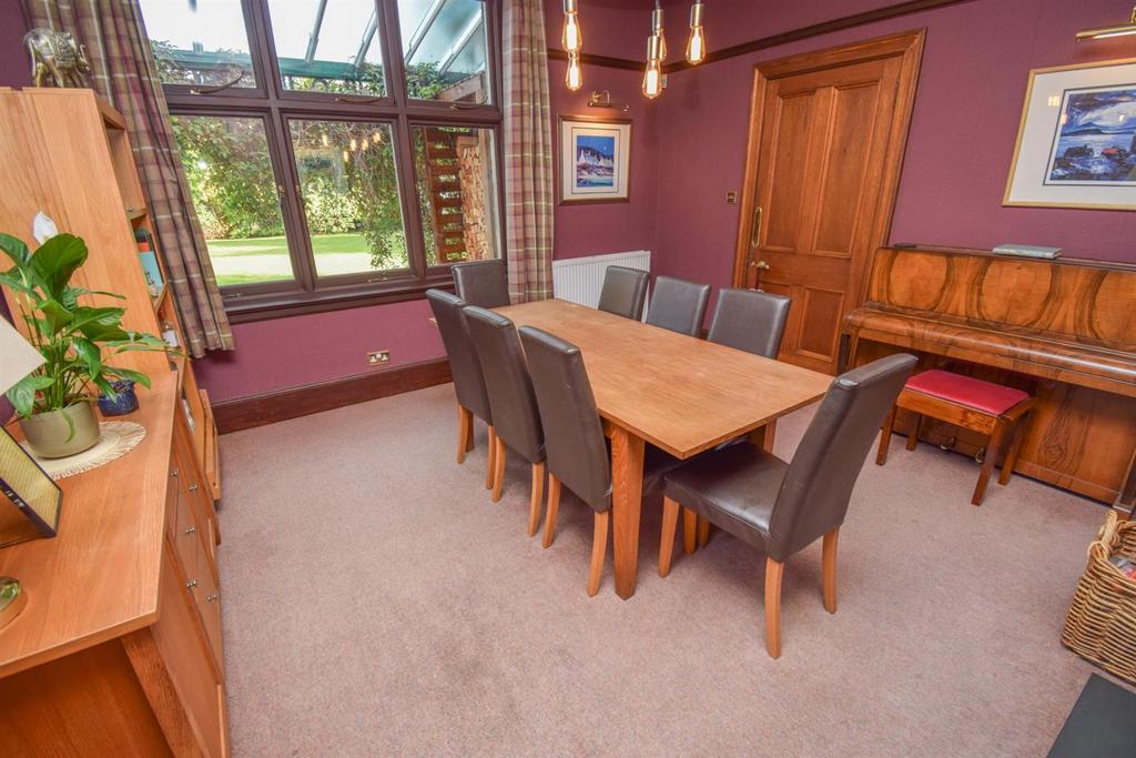 DINING ROOM.jpg