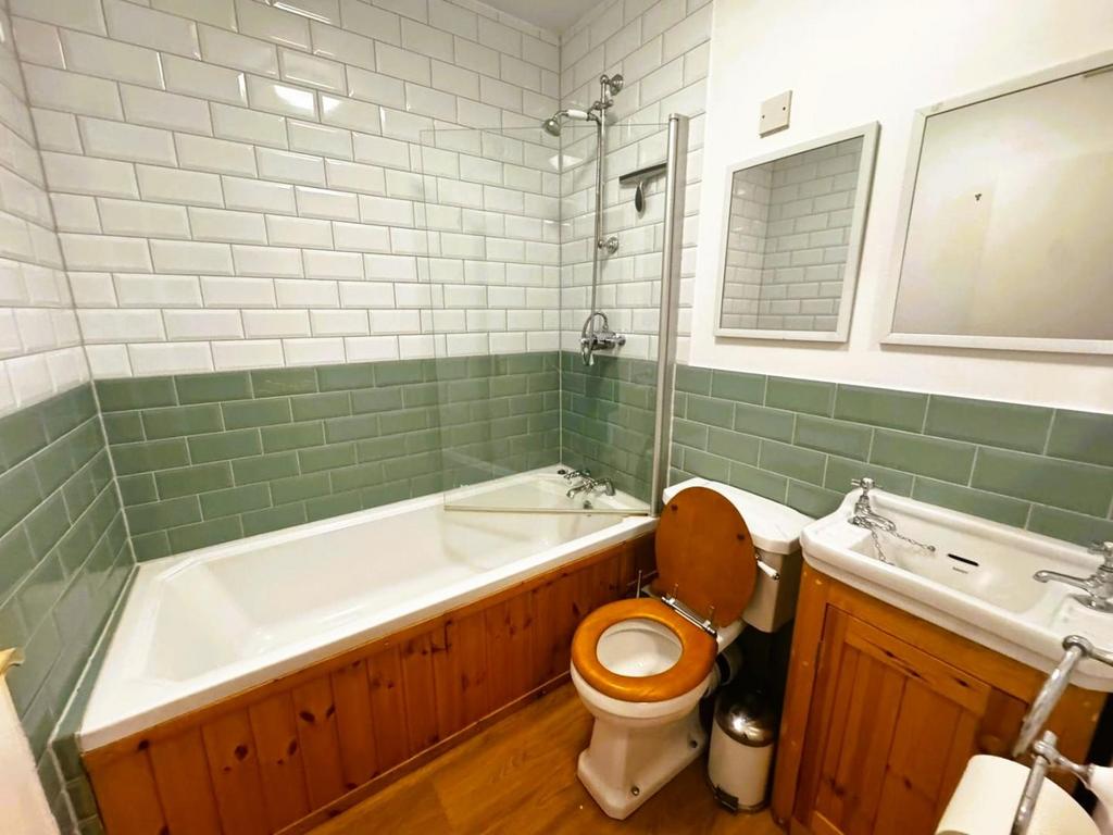 Bathroom 1.jpeg