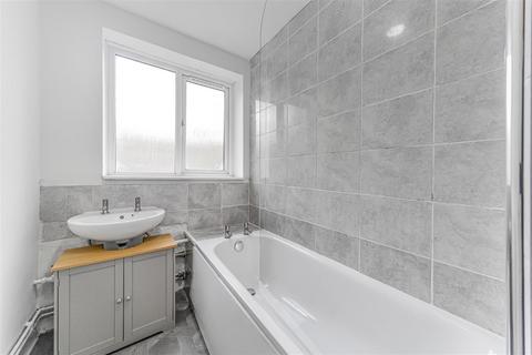 2 bedroom flat to rent, Carslake Road, London