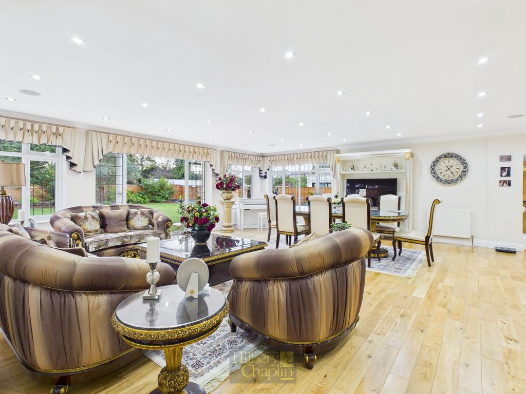 Lounge/Dining Room