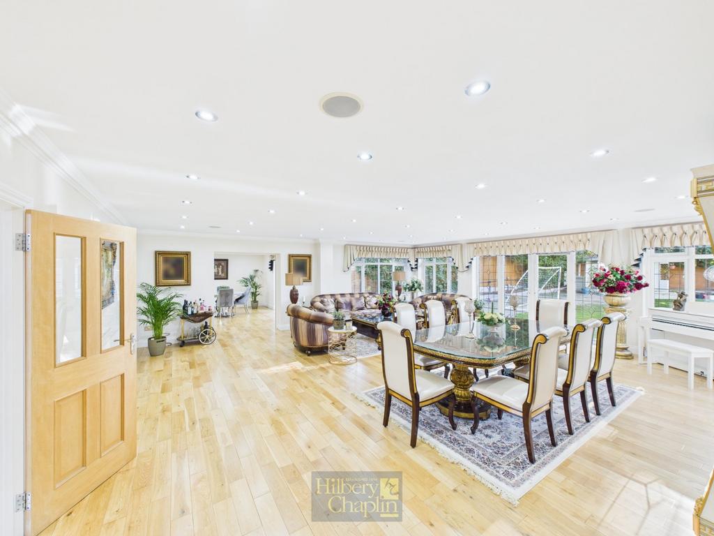 Lounge/Dining Room