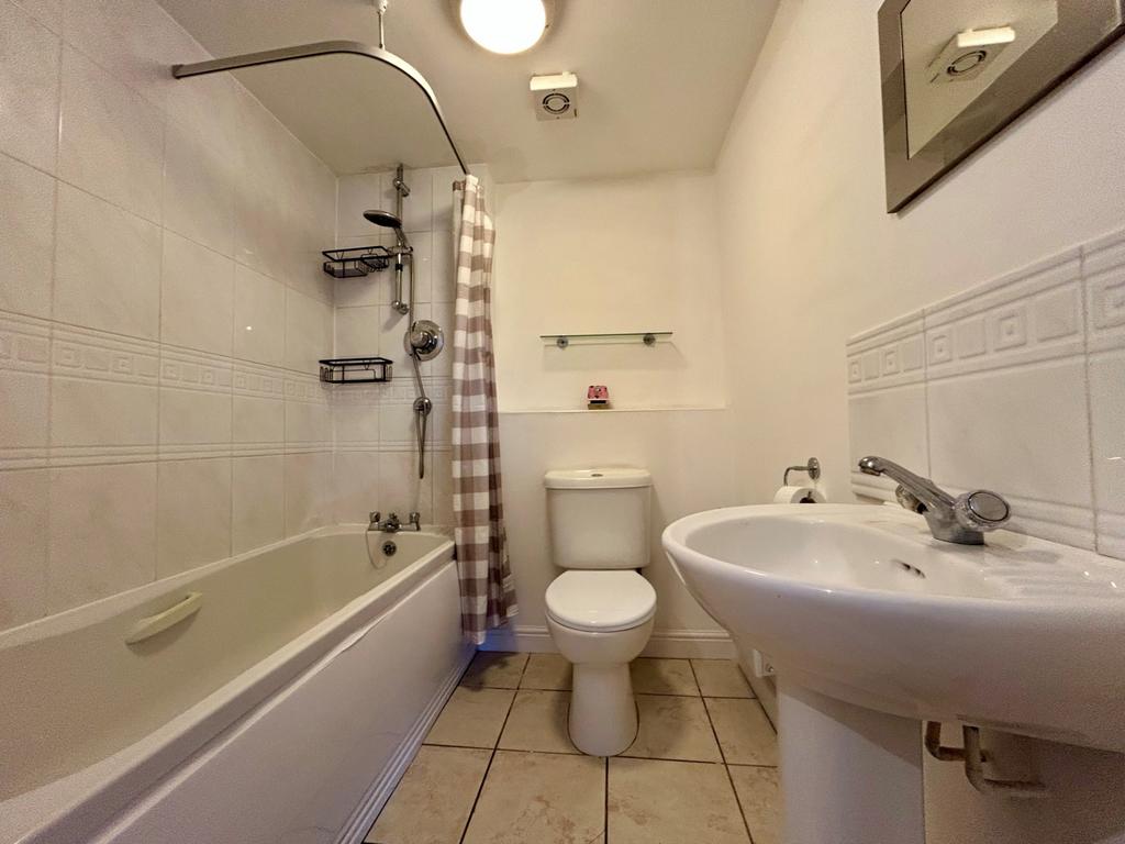 7 Farnborough Drive