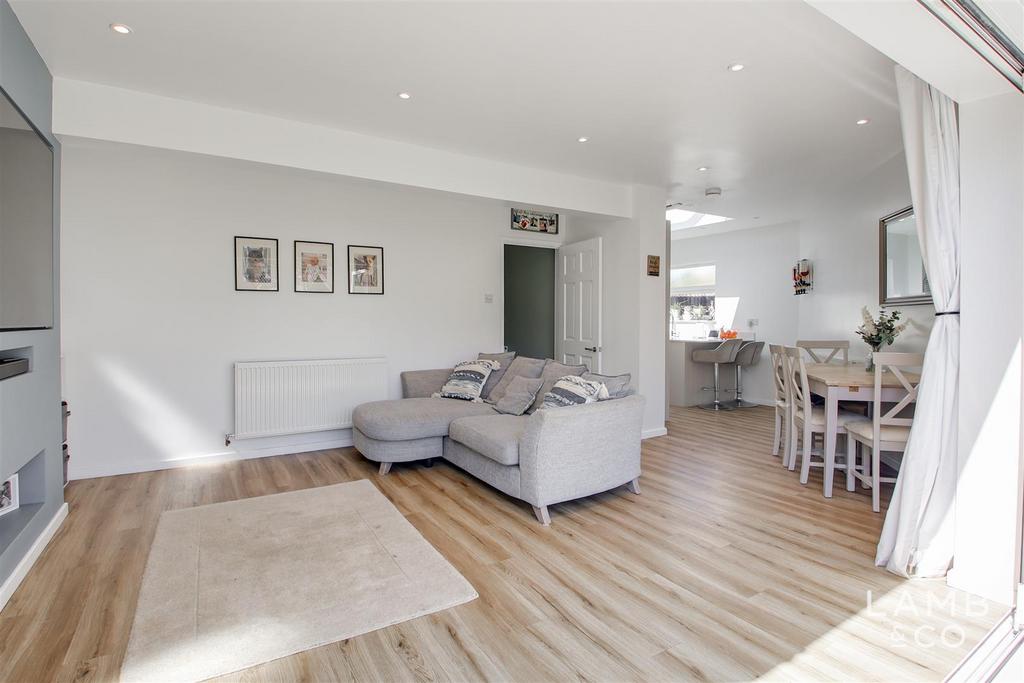 Lounge/dining area
