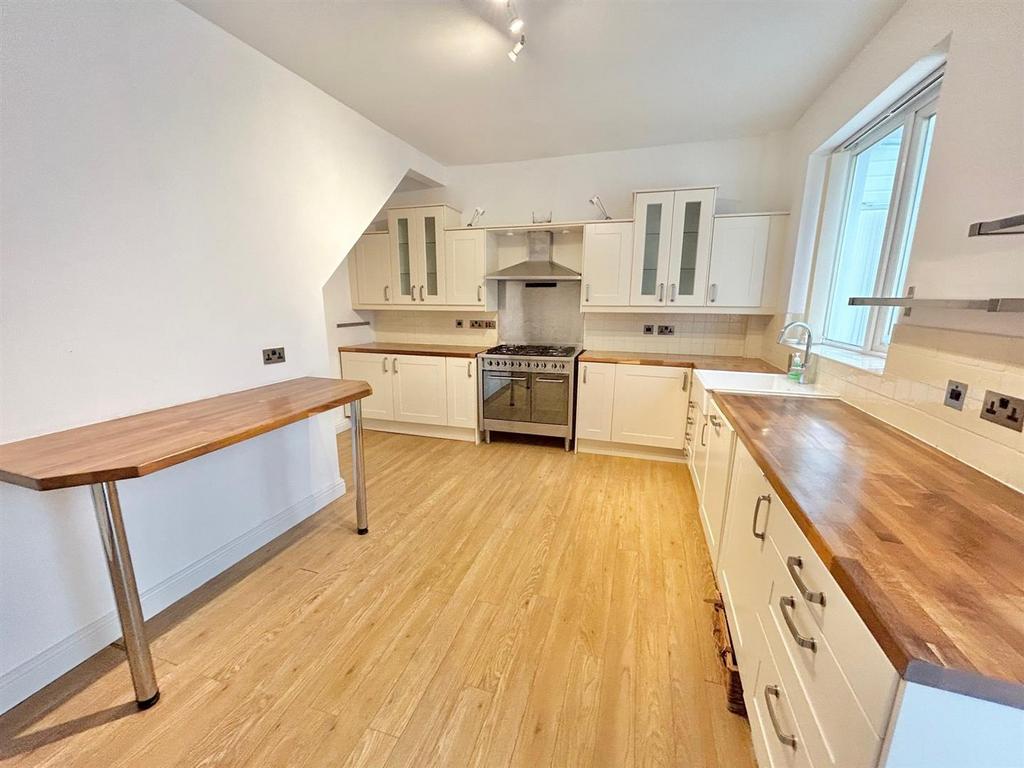 Kitchen 2.jpg
