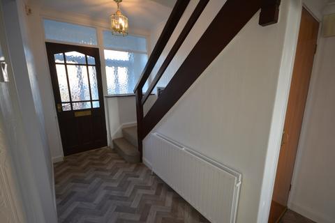 3 bedroom semi-detached house to rent, Banbury Road, Middleton, M24 1GB