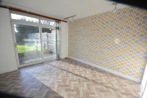 3 bedroom semi-detached house to rent, Banbury Road, Middleton, M24 1GB