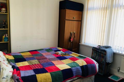 4 bedroom house to rent, Lisvane Street, Cathays, Cardiff