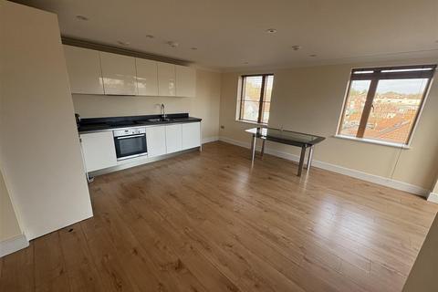 3 bedroom flat to rent, The Curve