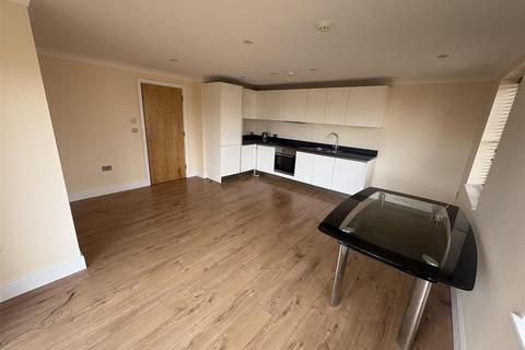3 bedroom flat to rent, The Curve