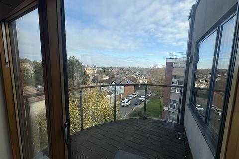 3 bedroom flat to rent, The Curve