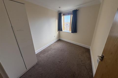 3 bedroom flat to rent, The Curve