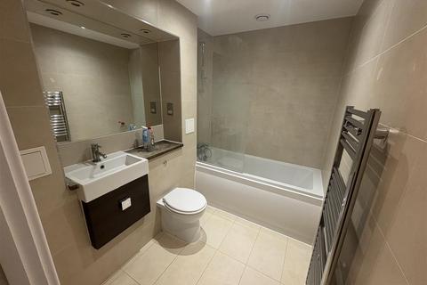 3 bedroom flat to rent, The Curve