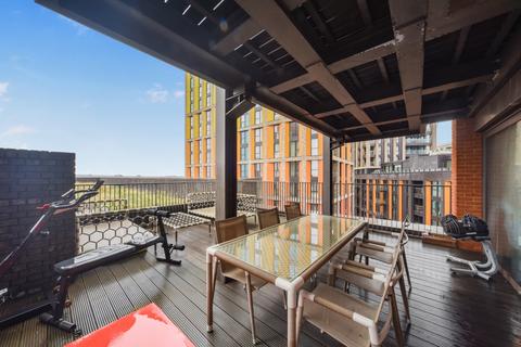 3 bedroom apartment for sale, Embassy Gardens,  London SW11