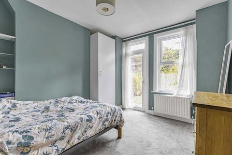 3 bedroom flat for sale, Trouville Road, London SW4