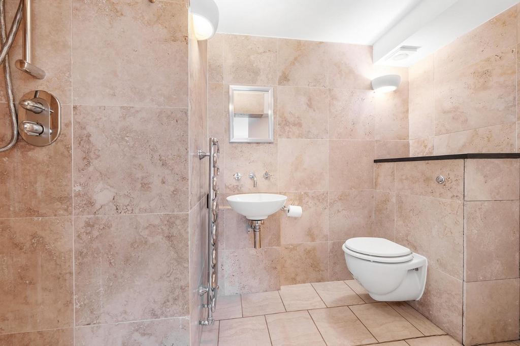 Ensuite 2.JPG