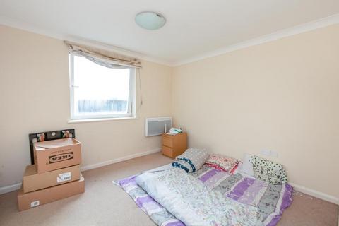 2 bedroom flat to rent, Crown Heights Alencon Link, Hampshire RG21