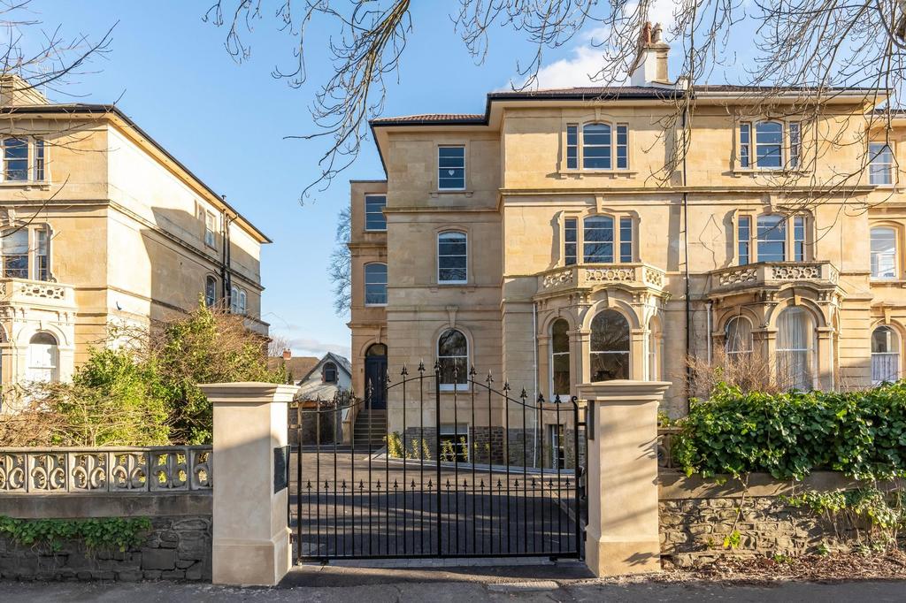 Elegant stone-fronted period townhouse with dec...