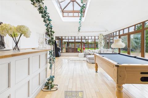 4 bedroom bungalow for sale, Ashwells Road, Pilgrims Hatch, Brentwood, Essex, CM15