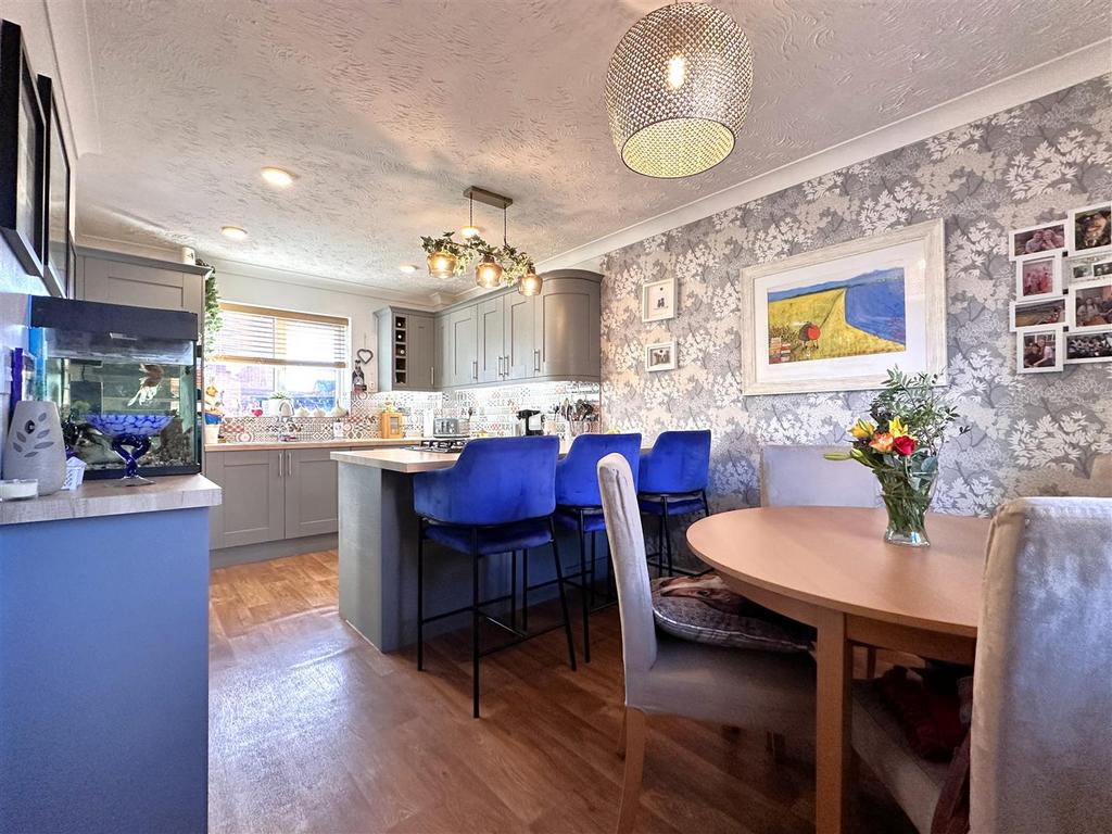 OPEN-PLAN Dining Kitchen 411