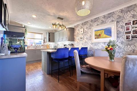 4 bedroom detached house for sale, Lancaster Road, Coddington, Newark