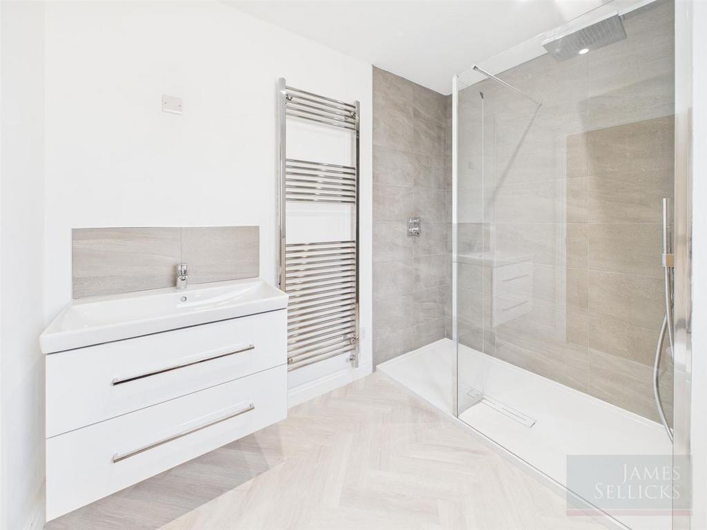 Master Bedroom En-Suite