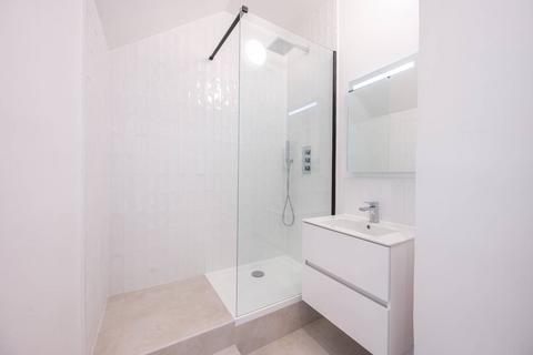 Studio to rent, Willesden Lane, Willesden, London, NW6