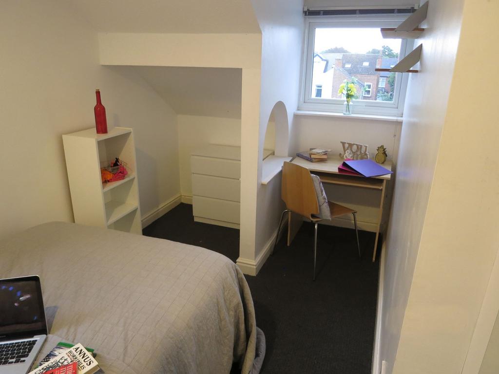Well-presented single bedroom with a comfy bed,...