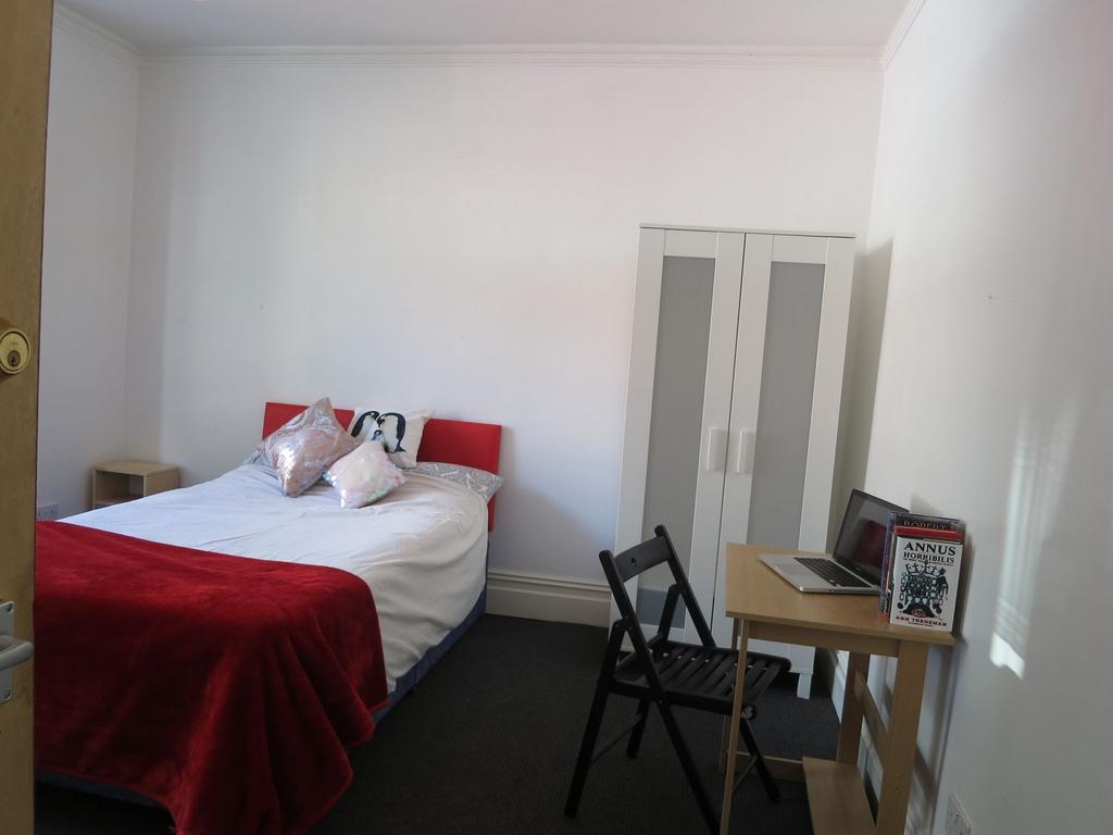 Bright, tidy bedroom with a double bed, cosy re...