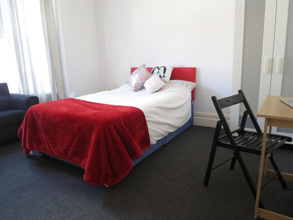 Bright, tidy bedroom with a comfortable double ...