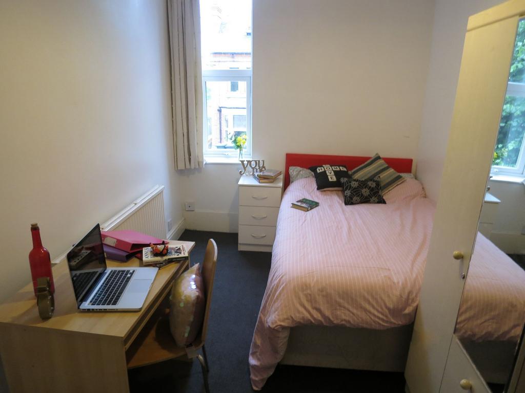 Bright, neatly presented single bedroom with a ...