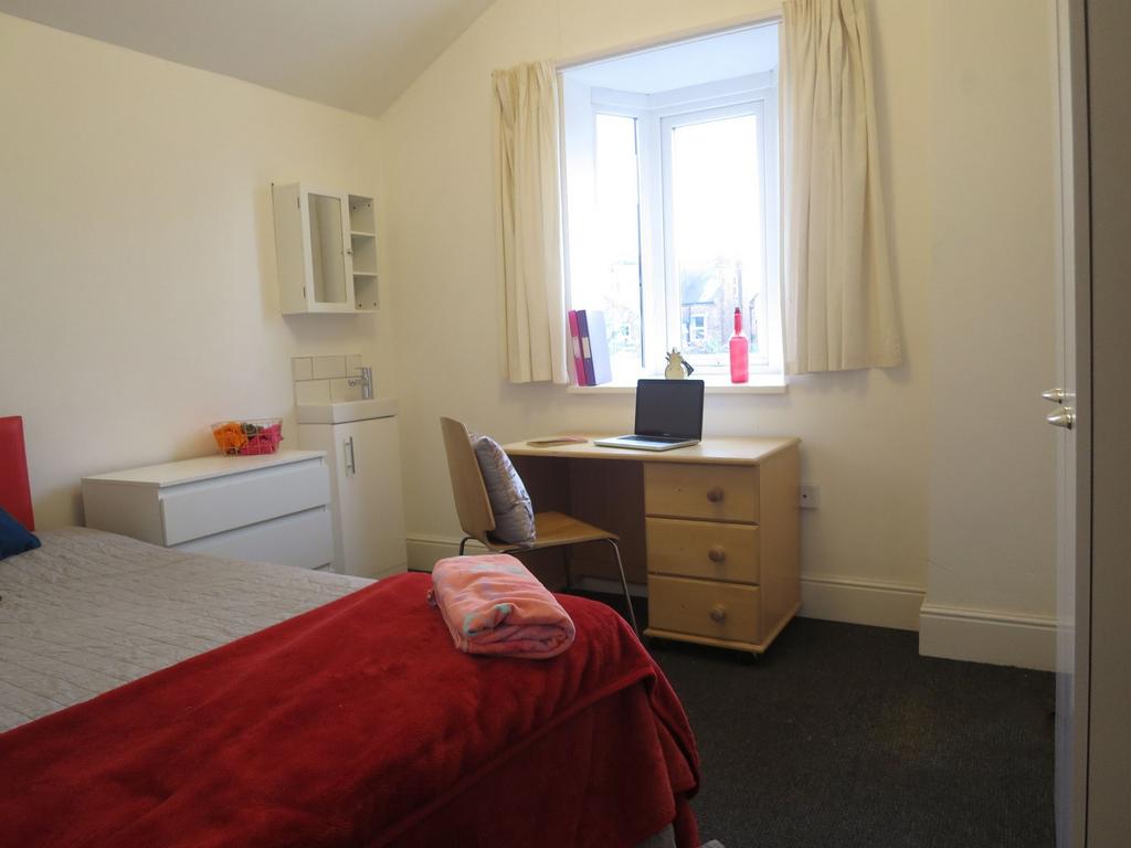 Bright single bedroom with a bay window, fitted...