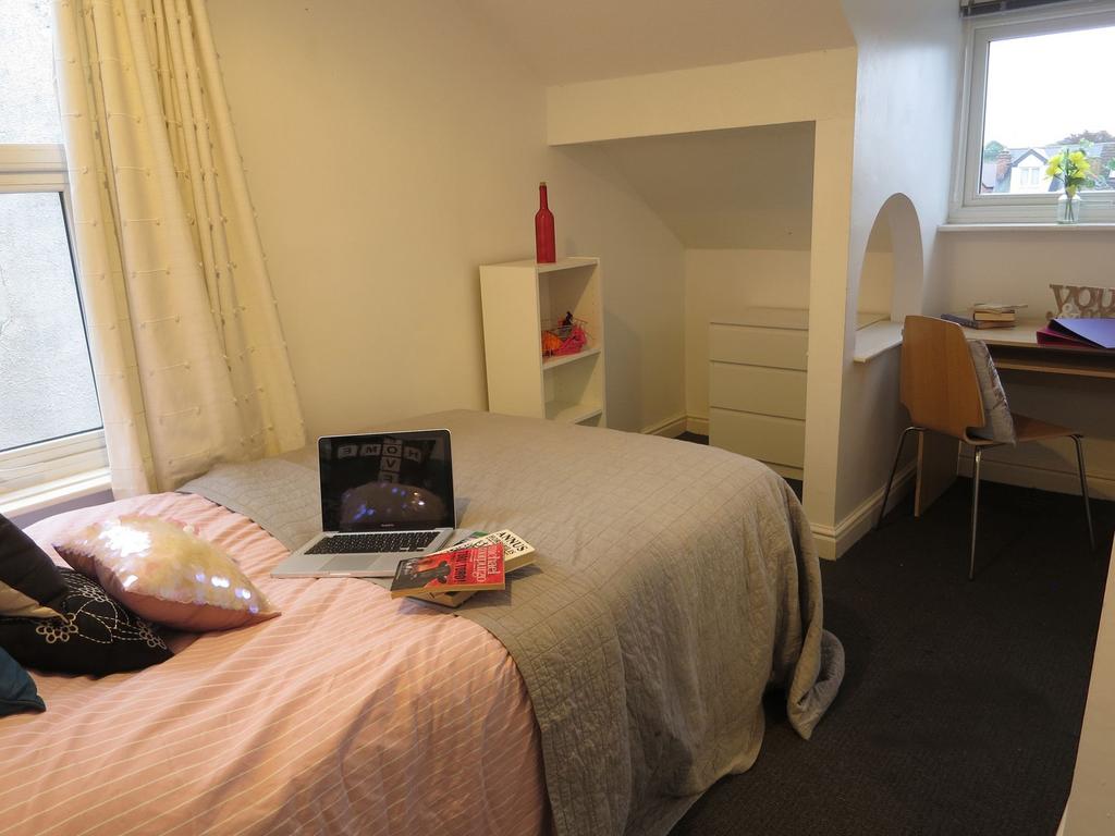 Bright, cosy bedroom with a comfortable single ...