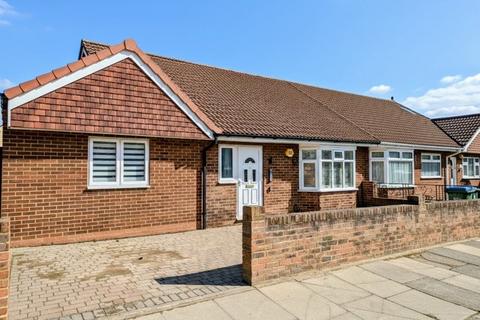 Studio to rent, Bluefield Close, Hampton TW12