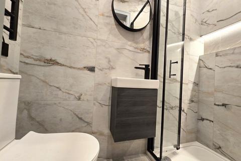 Studio to rent, Bluefield Close, Hampton TW12