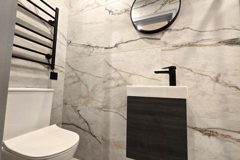 Studio to rent, Bluefield Close, Hampton TW12