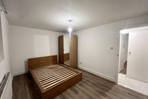 2 bedroom flat to rent, Amersham Road, SE14