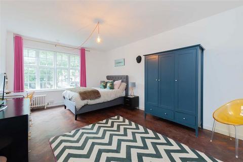2 bedroom flat to rent, Porchester Gardens, London W2