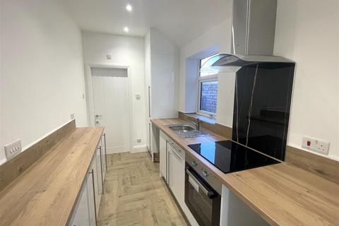 2 bedroom house to rent, Hartshill Road, Stoke-On-Trent ST4