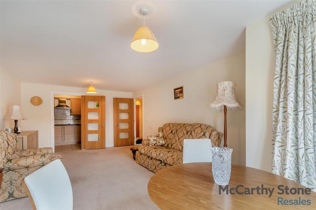 8666885-interior10.jpg
