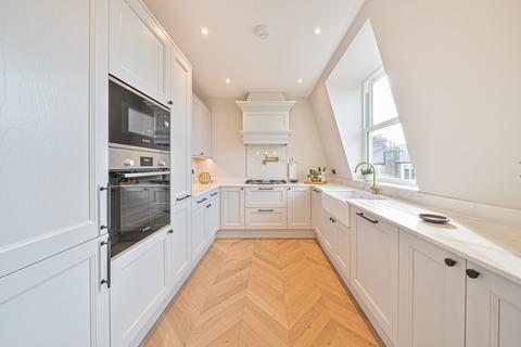 3 bedroom flat for sale, Thirsk Road, Battersea, London, SW11